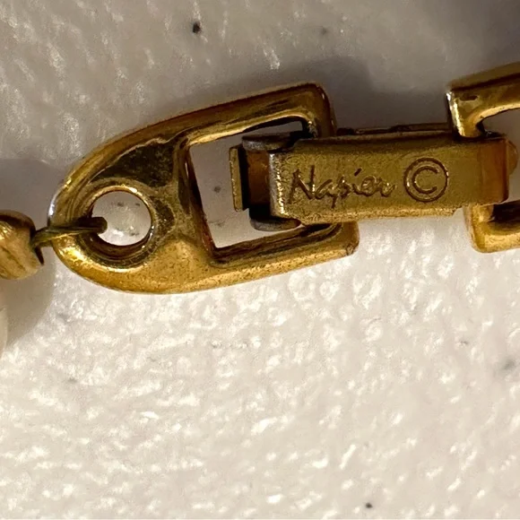 Vintage 1980’s Napier Necklace faux pearls, gold tone comes to a point, “V” - Picture 14 of 14